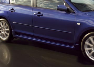 Saias laterais (HB de 5 portas, CS de 4 portas)