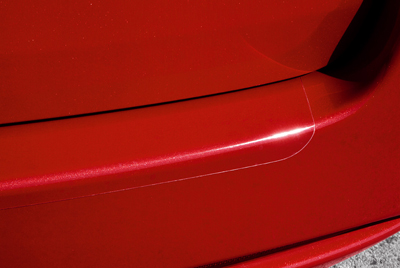 Revestimento do degrau do p/choques traseiro (HB de 5 portas, CS de 4 portas)