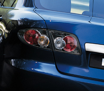 Farolim traseiro com aro preto (HB de 5 portas, CS de 4 portas)