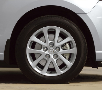 Jante de liga leve (HB de 5 portas, CS de 4 portas)